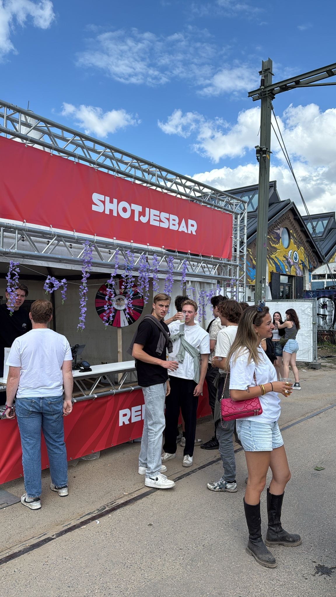 De Redshot Shotjesbar op een festival